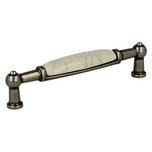 Uchwyt UP21 - nikiel patynowany, mleczna porcelana popękana / rozstaw 96 mm    Wymiary: - długość całkowita: 107 mm - rozstaw otworów: 96 mm  ...