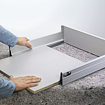 DNO 55cm/40cm SZARE Do TANDEMBOX Dno przeznaczone jest do szuflad Tandembox do długości prowadnicy 55cm i szerokości korpusu 40cm.W wersji ścianka tylna...