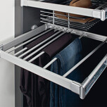 Wieszak na spodnie 764x475x82 mm   Wersja: rama wysuwana na prowadnicy kulkowej Montaż: do przykręcenia do bocznej ściany szafy Materiał: rama - aluminium,...