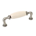 Uchwyt 15136 - stara stal, kremowa ceramika / rozstaw 96 mm   Wymiary: - długość całkowita: 112 mm - rozstaw otworów: 96 mm   Materiał: - metal (stop...