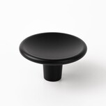 Gałka DISC 0530 - czarny mat / fi 38 mm   Wymiary: - średnica: 38 mm - wysokość: 20,4 mm   Materiał: metal   Kolor pokrycia: czarny mat