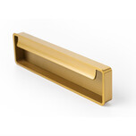 Uchwyt wpuszczany FOLD 0542 - mosiądz / rozstaw 128 mm   Wymiary: - długość całkowita: 174 mm - rozstaw otworów: 128 mm   Materiał: stop cynku i...