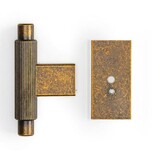 Gałka w kształcie litery T ARPA PLATE 0588 - mosiądz antyczny / 70 mm   Wymiary: - długość: 70 mm - średnica: 14/8 mm - wysokość gałki 35 mm  ...