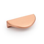 Gałka NICK 0373 - miedź szczotkowana / rozstaw 32 mm   Wymiary: - szerokość: 50 mm - głębokość: 24 mm - wysokość: 13 mm    Materiał: metal (zamak)...