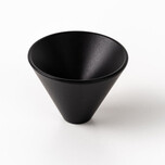 Gałka CONIC 0538 - czarny mat / fi 29 mm Wymiary: - średnica: 29 mm - wysokość: 22 mm Materiał: metal Kolor pokrycia: czarny mat Producent: Viefe