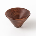 Gałka CONIC 0538 - orzech / fi 43 mm Wymiary: - średnica: 43 mm - wysokość: 25 mm Materiał: drewno Kolor pokrycia: orzech Producent: Viefe