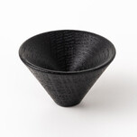 Gałka CONIC 0538 - jesion czarny / fi 43 mm Wymiary: - średnica: 43 mm - wysokość: 25 mm Materiał: drewno Kolor pokrycia: jesion czarny Producent: Viefe