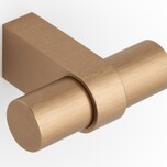 Gałka w kształcie litery T NOBB 0657 - cava mosiądz szczotkowany / 52 mm Wymiary: - długość: 52 mm - średnica: 16.5 mm - wysokość: 45 mm Materiał:...