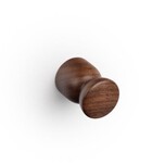 Gałka drewniana PIECE - orzech / fi 25,4 mm Wymiary: - średnica: 25,4 mm - wysokość: 35 mm Materiał: drewno Kolor pokrycia: orzech