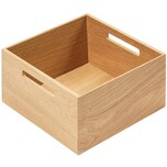 Wymiary: - szerokość: 236 mm - głębokość: 236 mm - wysokość: 120 mm Materiał: drewno dębowe lakierowane Kolor: dąb Kwadratowa skrzynka z uchwytami...