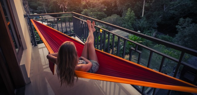 Hamak na balkon – idealne wakacje we własnym domu