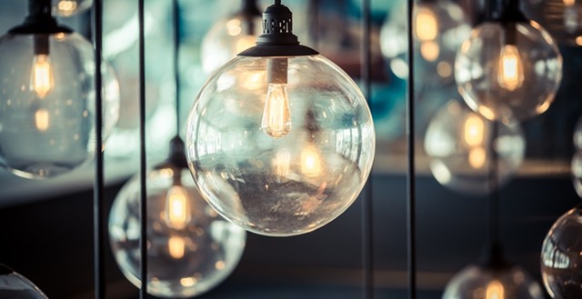 Lampy do salonu – czym kierować się przy wyborze?